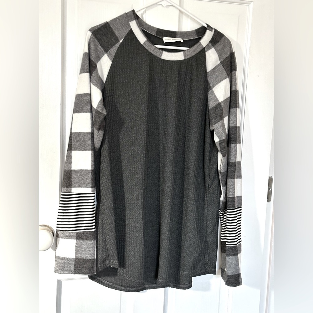 NWOT Lovely Melody gray and white mixed material fleece top - size XL